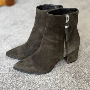 MICHAEL KORS Gray Suede Leather Ankle books. Pointy toe. Size 7